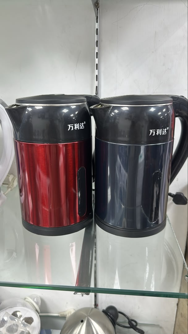 This Manli Da electric kettle features a sleek matte black top and a polished metallic finish body.