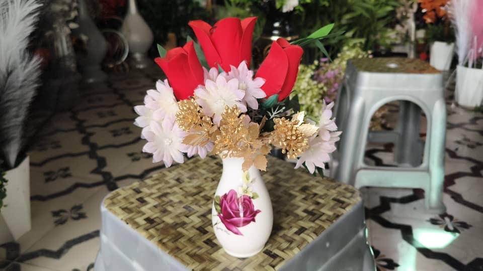 Artificial Flowers Bouquet Artificial Flowers with Vase, Fake Silk Flowers in a Vase of Fake Flowers Bouquets Decoration for Table Home Table Fake Flower Preserved Flowers